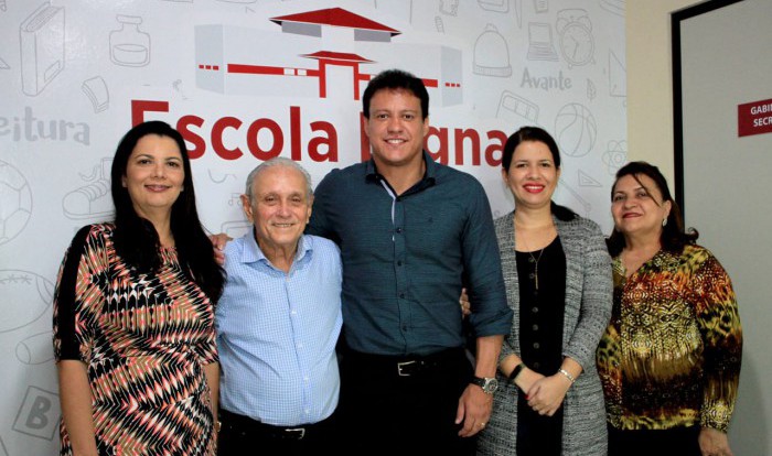 Representantes do Conselho Estadual de Educação e o secretário de Estado da Educação, Felipe Camarão