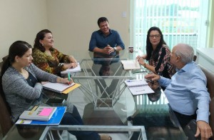 Representantes do Conselho Estadual de Educação e o secretário de Estado da Educação, Felipe Camarão